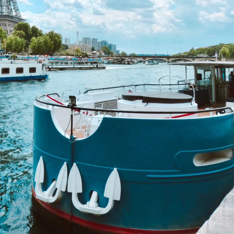 Yacht Joséphine devant la tour Eiffel